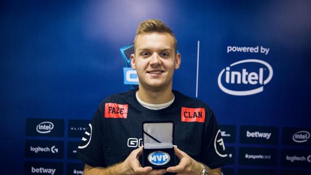 FPX赛后群访 Qiuqiu：机器人Q的准就厉害，Q不中就是乐色